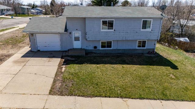 11 6th Avenue W, Dickinson, ND 58601