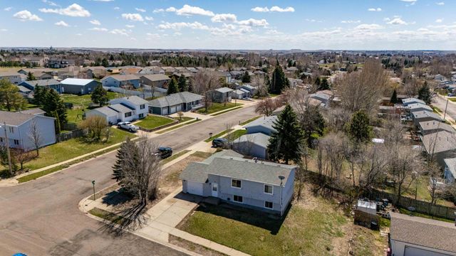 11 6th Avenue W, Dickinson, ND 58601