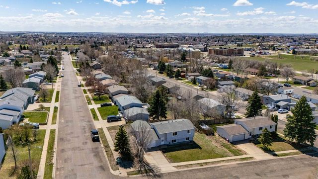11 6th Avenue W, Dickinson, ND 58601