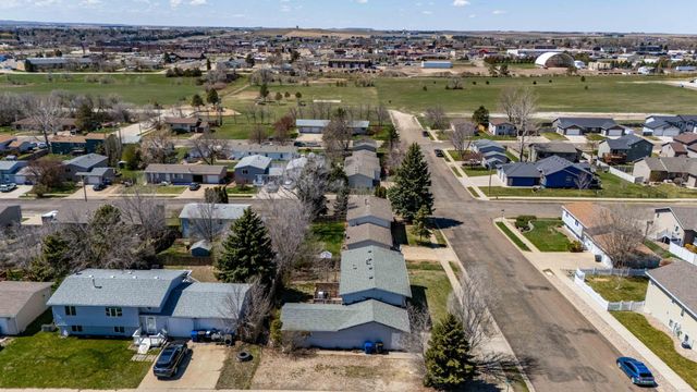 11 6th Avenue W, Dickinson, ND 58601