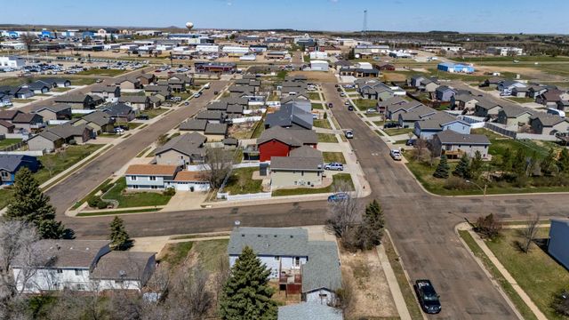 11 6th Avenue W, Dickinson, ND 58601