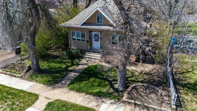 11 6th Avenue W, Dickinson, ND 58601