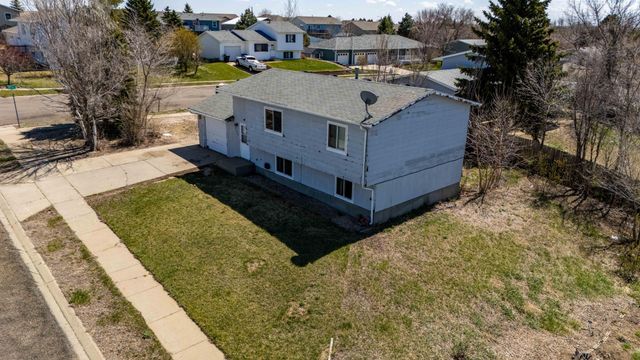 11 6th Avenue W, Dickinson, ND 58601