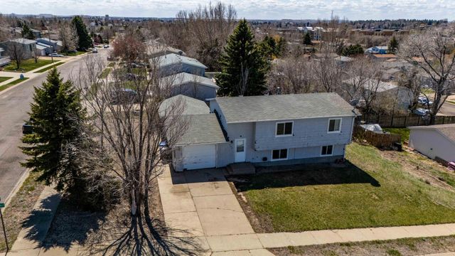 11 6th Avenue W, Dickinson, ND 58601