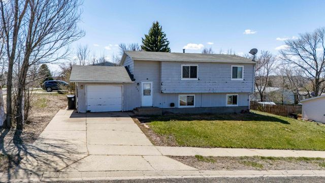 11 6th Avenue W, Dickinson, ND 58601