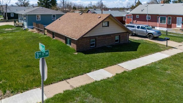 11 6th Avenue W, Dickinson, ND 58601