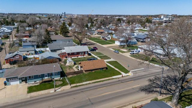 11 6th Avenue W, Dickinson, ND 58601