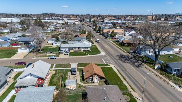 11 6th Avenue W, Dickinson, ND 58601