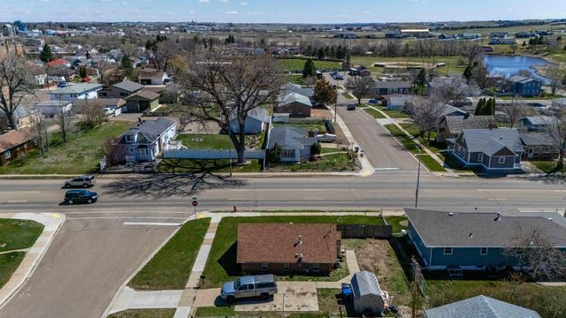 11 6th Avenue W, Dickinson, ND 58601