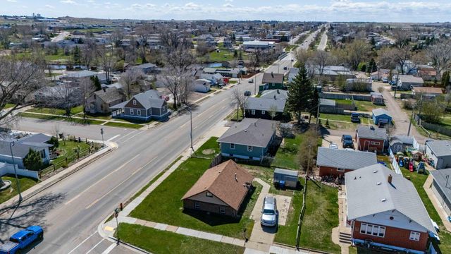 11 6th Avenue W, Dickinson, ND 58601