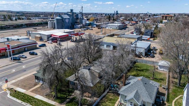 11 6th Avenue W, Dickinson, ND 58601