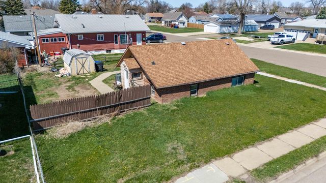 11 6th Avenue W, Dickinson, ND 58601
