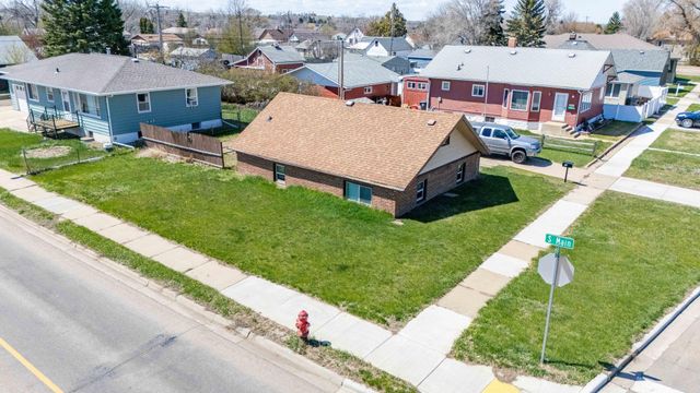 11 6th Avenue W, Dickinson, ND 58601
