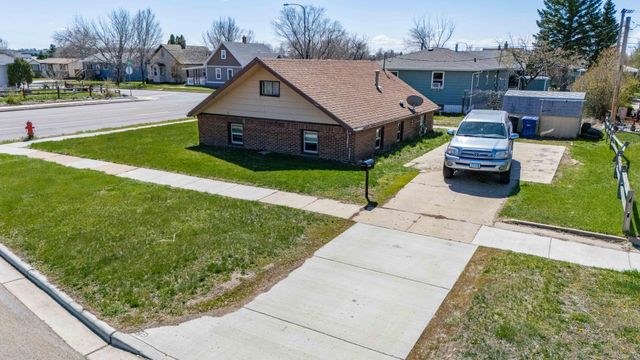 11 6th Avenue W, Dickinson, ND 58601