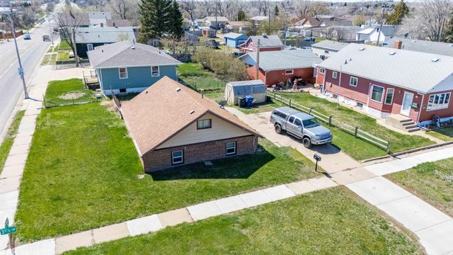 11 6th Avenue W, Dickinson, ND 58601