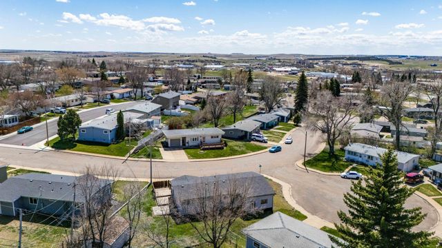 11 6th Avenue W, Dickinson, ND 58601
