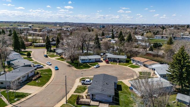 11 6th Avenue W, Dickinson, ND 58601