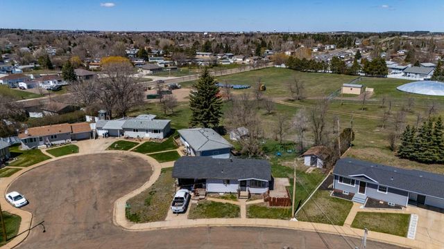 11 6th Avenue W, Dickinson, ND 58601