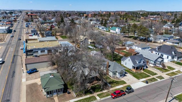 11 6th Avenue W, Dickinson, ND 58601