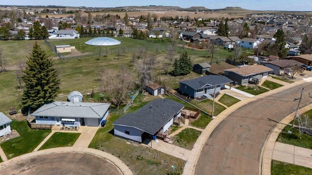 11 6th Avenue W, Dickinson, ND 58601