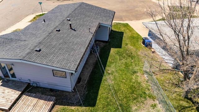 11 6th Avenue W, Dickinson, ND 58601