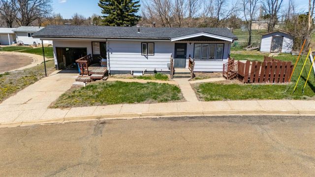 11 6th Avenue W, Dickinson, ND 58601