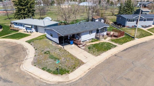 11 6th Avenue W, Dickinson, ND 58601