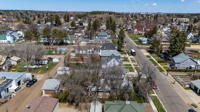 11 6th Avenue W, Dickinson, ND 58601