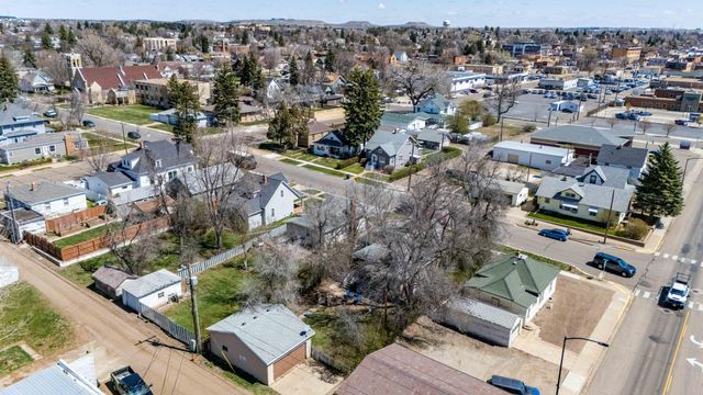 11 6th Avenue W, Dickinson, ND 58601