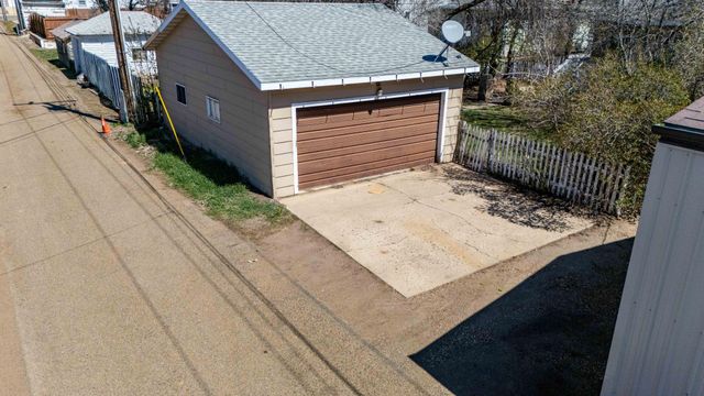 11 6th Avenue W, Dickinson, ND 58601