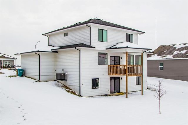 3217 Lakeview Drive SE, Altoona, IA 50009