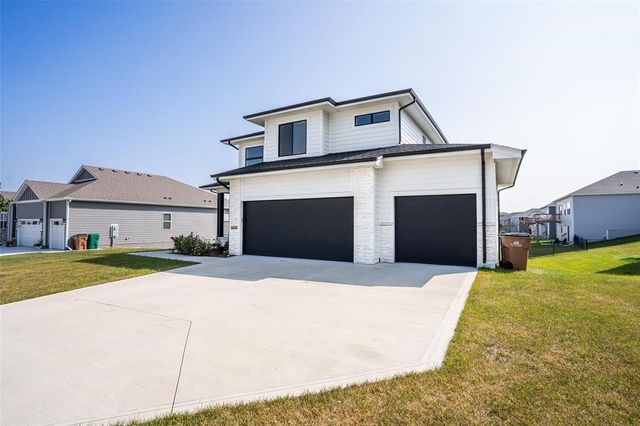 3217 Lakeview Drive SE, Altoona, IA 50009