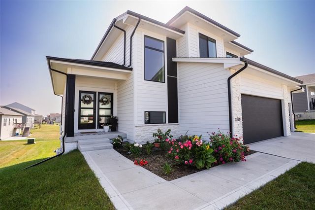 3217 Lakeview Drive SE, Altoona, IA 50009