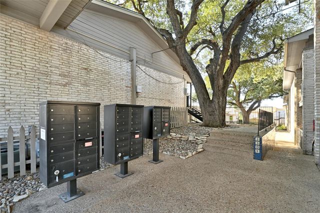 1304 Summit ST 102, Austin, TX 78741