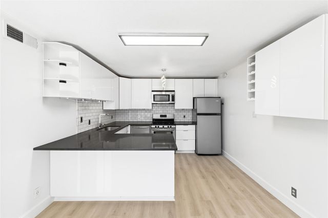 1304 Summit ST 102, Austin, TX 78741