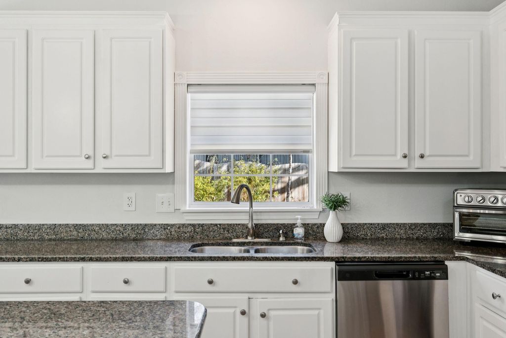 Image 13 of property listing at 2730 Seastrand Lane, Mount Pleasant, SC 29466