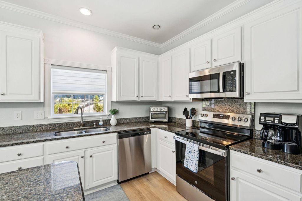 Image 14 of property listing at 2730 Seastrand Lane, Mount Pleasant, SC 29466