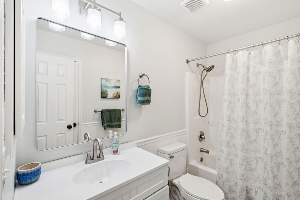 Image 22 of property listing at 2730 Seastrand Lane, Mount Pleasant, SC 29466