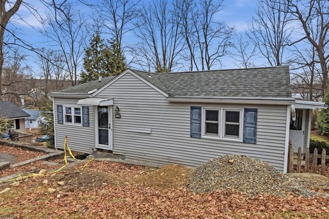 19 Sutton Rd, Hopatcong Boro, NJ 07843