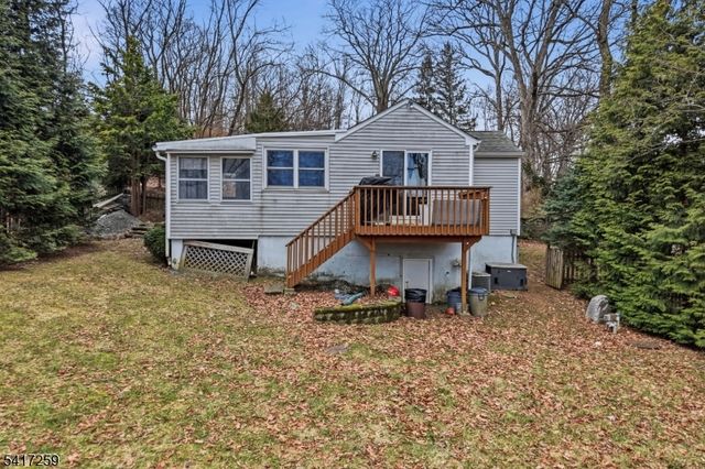 19 Sutton Rd, Hopatcong Boro, NJ 07843