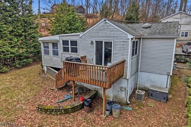 19 Sutton Rd, Hopatcong Boro, NJ 07843