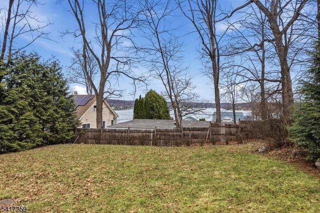 19 Sutton Rd, Hopatcong Boro, NJ 07843
