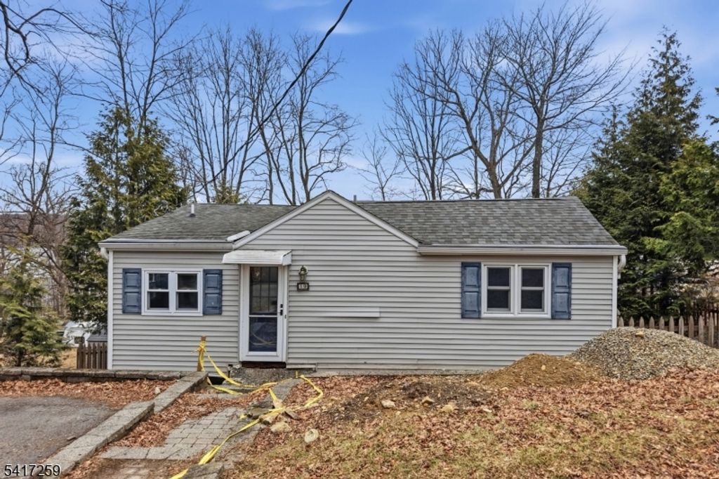 19 Sutton Rd, Hopatcong Boro, NJ 07843