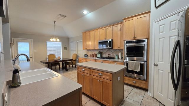 16 Mary Lou Court, Mansfield, TX 76063