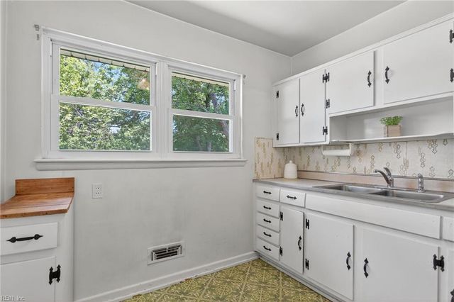 8052 Lynnbrook DR, Norfolk, VA 23518