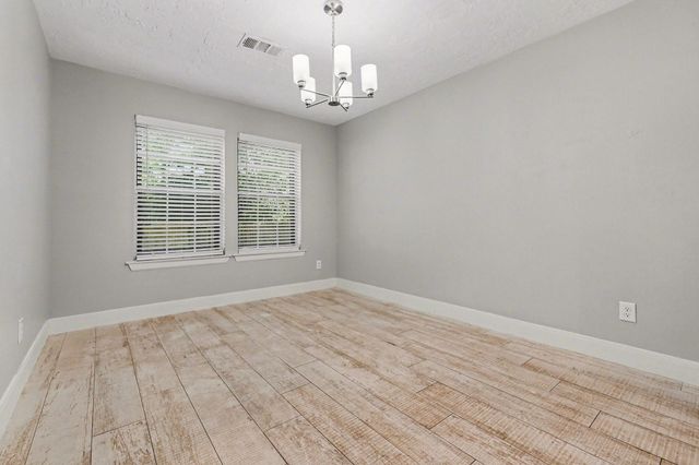 34 E Wandering Oak Drive, The Woodlands, TX 77381