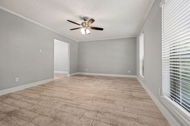 34 E Wandering Oak Drive, The Woodlands, TX 77381