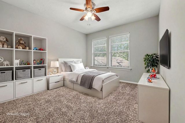 34 E Wandering Oak Drive, The Woodlands, TX 77381