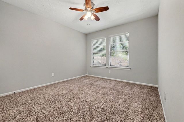 34 E Wandering Oak Drive, The Woodlands, TX 77381