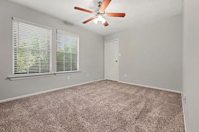 34 E Wandering Oak Drive, The Woodlands, TX 77381